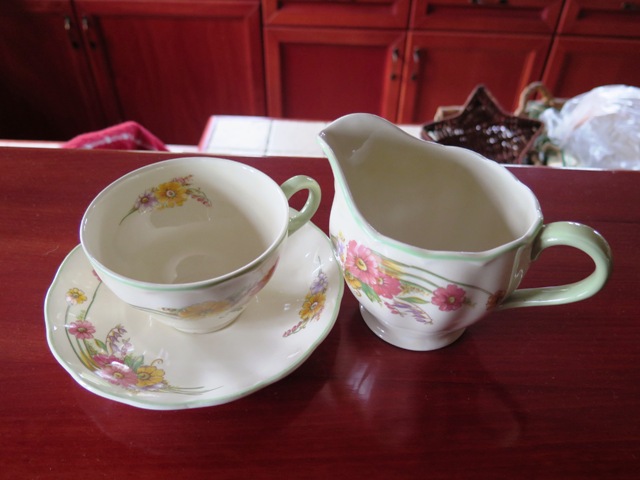 Můj oblíbený šálek na čaj s konvičkou na mléko (fine china, England, cca 1950)