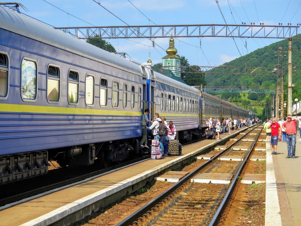 Dálkový vlak z Kyjeva ve stanici Volovec